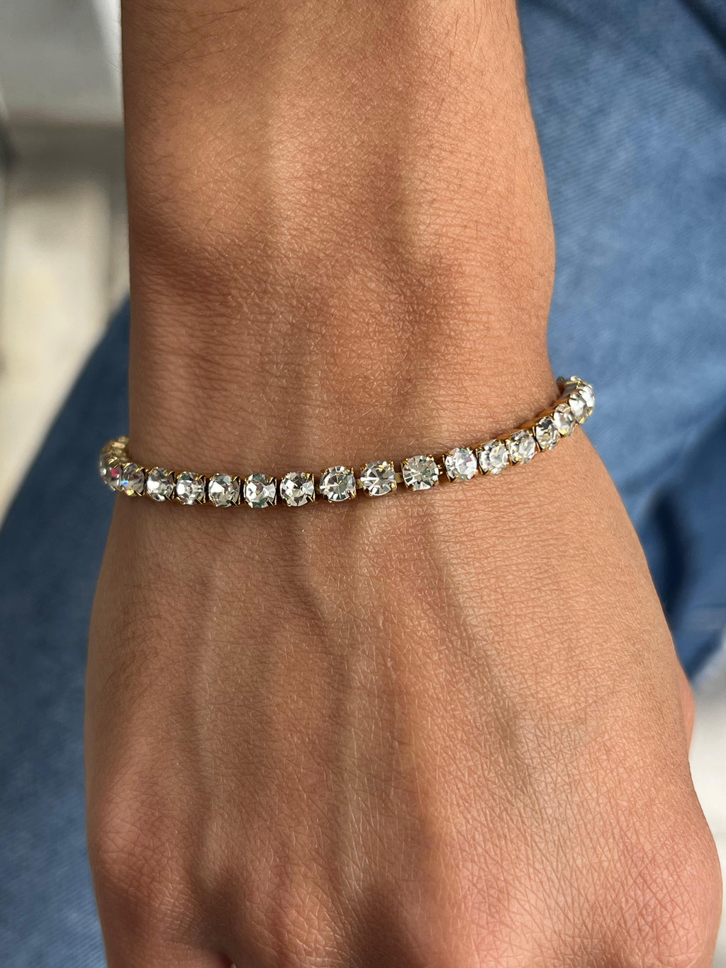 Pulseira dourada com zircônia