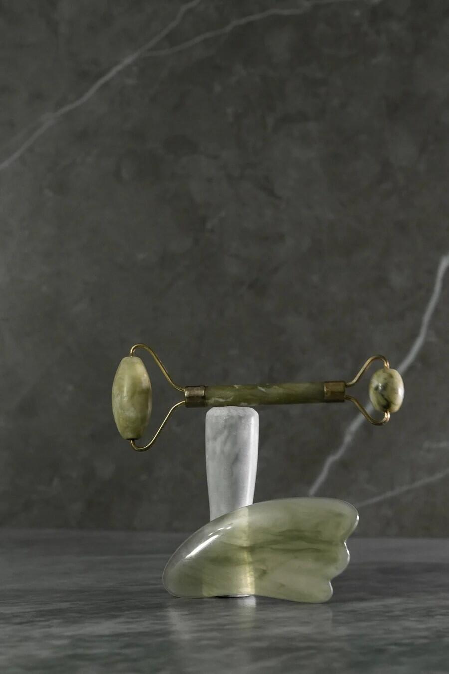 Jade Ritual — Rolo Facial + Pedra Gua Sha